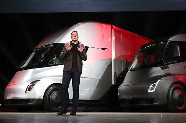 Semi Tesla รถบรรทุกไฟฟ้ามาแน่ ใบสั่งจองกว่า 2,000 คัน ลงท้องถนนปี 2019